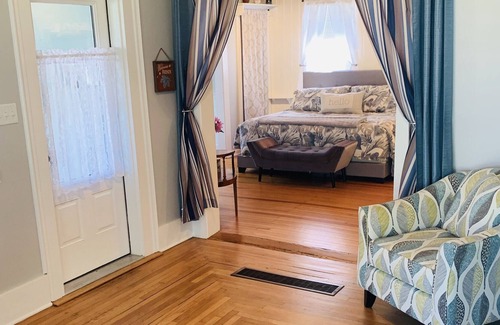 Bemus Point House | Central romantic King, Lake just steps away, cable TV fast Internet, hardwoods