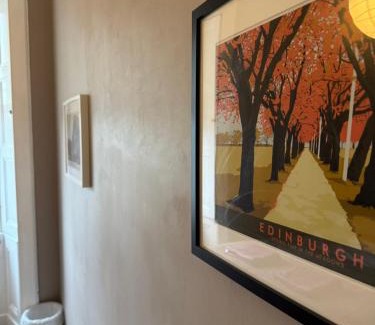 Tollcross House | Central Room In Historic Tenement Shared Apartment Near Old Town