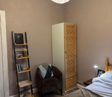 Tollcross House | Central Room In Historic Tenement Shared Apartment Near Old Town