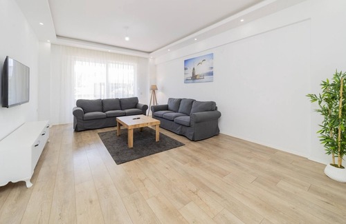 Aslanbucak Apartment | Central Roomy Flat w Balcony 7 min to Kemer Beach