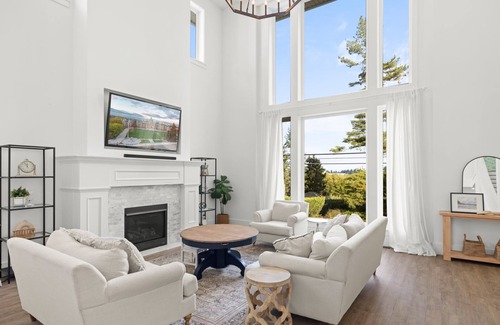 Central Saanich House | Central Saanich, Modern Spacious Home! Hot Tub. Private.