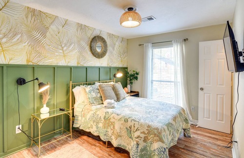 El Lago House | Central Seabrook Home: Pool ~ 2 Mi to NASA Center!