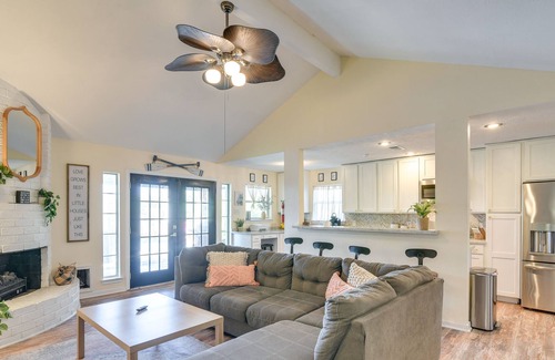 El Lago House | Central Seabrook Home: Pool ~ 2 Mi to NASA Center!