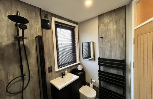 Monifieth Apartment | CENTRAL SERVICED APARTMENTS - 2 Double Bedrooms - Monifieth - Sleeps 4 - Modern & Unique - Smart TV & WiFi - Fully Equipped Kitchen - Spacious & Unique