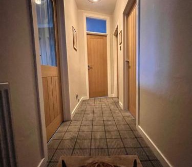 Monifieth Apartment | CENTRAL SERVICED APARTMENTS - 2 Double Bedrooms - Monifieth - Sleeps 4 - Modern & Unique - Smart TV & WiFi - Fully Equipped Kitchen - Spacious & Unique