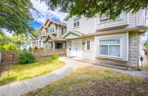 Renfrew-Collingwood Apartment | Central Spacious 3 Br Upstairs