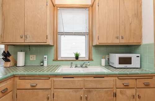 Wauwatosa Apartment | Central Spacious Unit: Pet Friendly W/King Bed