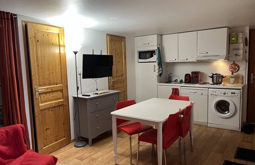 Laveissiere Apartment | Central studio in Lioran with terrace and parking