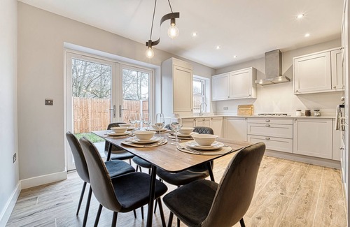 Coventry House | Central & Stylish | Garden & Parking