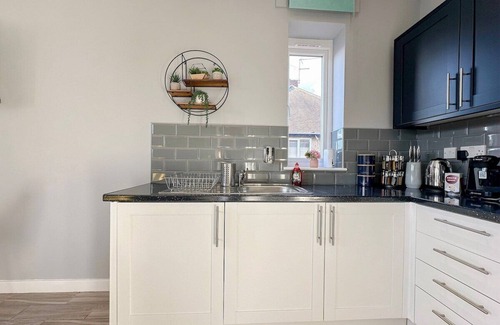 Whitton Apartment | Central Stylish One Bedroom Unit in Twickenham
