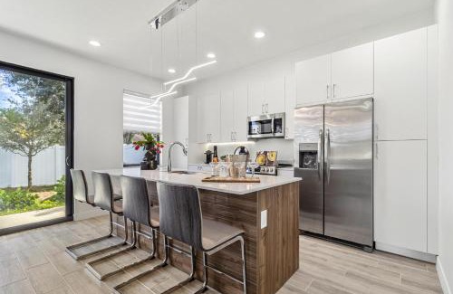 Pinecrest West Park House | Central Tampa Townhome - 7593 Gesualdo Ct