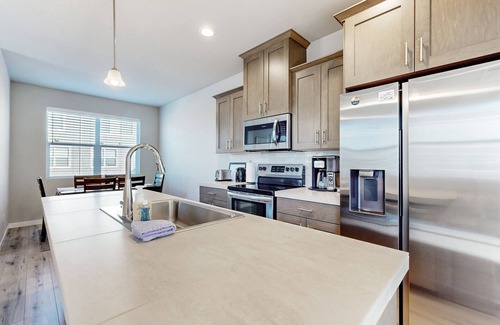 Troutdale House | Central townhome walkable to Edgefield with chef's kitchen, balcony, & fireplace