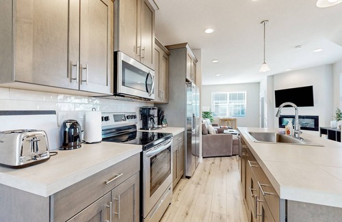 Troutdale House | Central townhome walkable to Edgefield with chef's kitchen, balcony, & fireplace