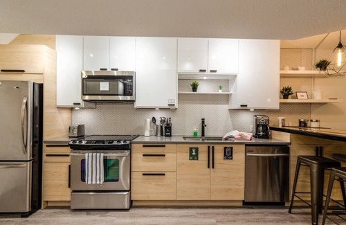 Southwest Edmonton Apartment | Central UofA » Luxurious Suite » Separate Entrance