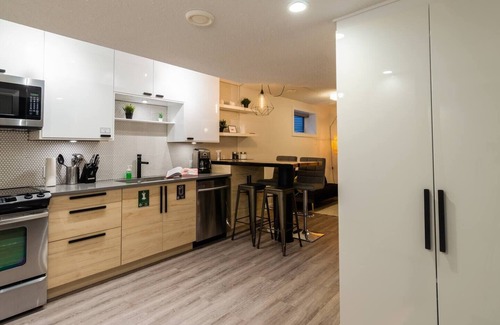 Southwest Edmonton Apartment | Central UofA » Luxurious Suite » Separate Entrance