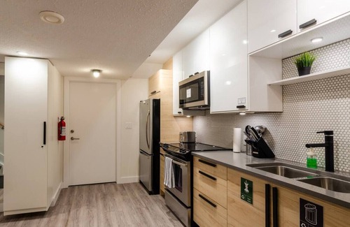 Southwest Edmonton Apartment | Central UofA » Luxurious Suite » Separate Entrance