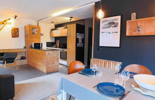 Monetier-les-Bains Apartment | Central village apartment with terrace, ideal for 6 people