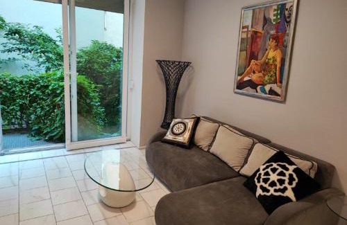 Wieden Apartment | Central Vienna Apartment with unique 40m2 city garden & self check in