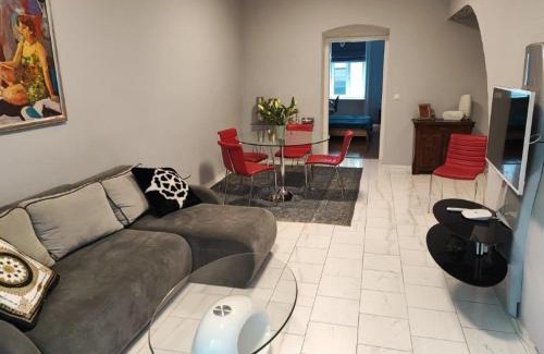 Wieden Apartment | Central Vienna Apartment with unique 40m2 city garden & self check in