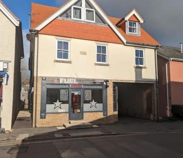 New Forest District Apartment | Central Village flat, close to beach