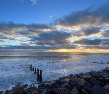 New Forest District Apartment | Central Village flat, close to beach