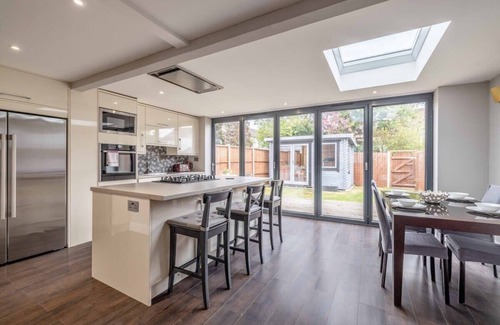 Windsor House | Central Windsor, 5 mins to Legoland, Driveway