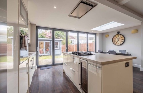 Windsor House | Central Windsor, 5 mins to Legoland, Driveway