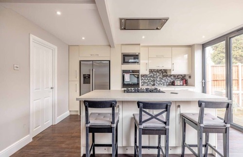 Windsor House | Central Windsor, 5 mins to Legoland, Driveway
