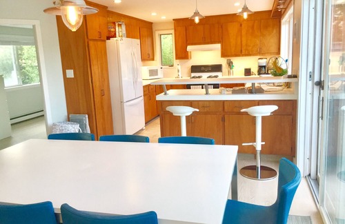 Woods Hole House | Central Woods Hole Village Waterfront: Aug. 11-15 at 60% Off!