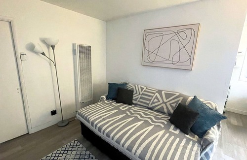 Sunset Junction Apartment | Centralized Living in Silverlake - Close To Everything L.A.!