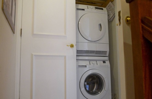 Westbourne Apartment | Centrally located 1 Bed Duplex Apt near West End with free secure parking