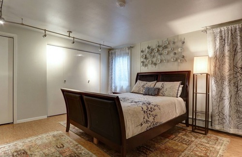 North Star House | Centrally located and newly remodeled retreat
