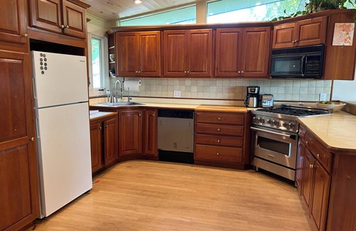 South End House | Centrally Located Bright Family Home with Peaceful Natural Views and Central A/C