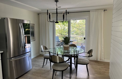 Arnold Creek House | Centrally located Cozy fully remodeled mid century house in lake Oswego