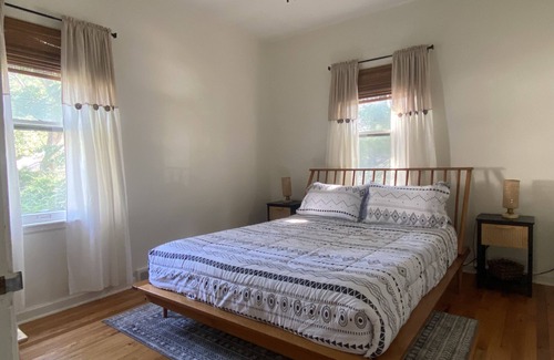 Lincoln House | Centrally Located Comfy beds 3Bds-2Bths