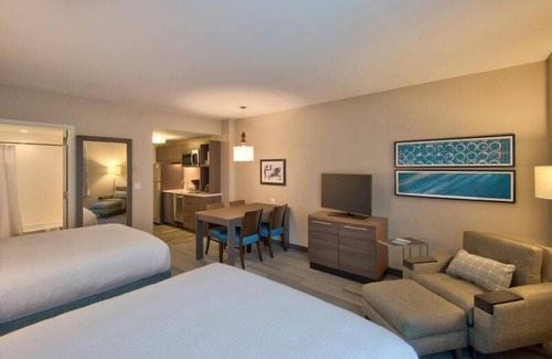 Flagami Hotel | Centrally Located! Cozy Studio Suite, Pool, Breakfast, BBQ, Close to Attractions