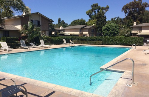 Grantville House | Centrally Located Cozy 3 BR Townhouse with Pool/Jacuzzi