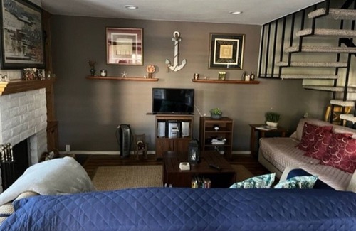 Grantville House | Centrally Located Cozy 3 BR Townhouse with Pool/Jacuzzi