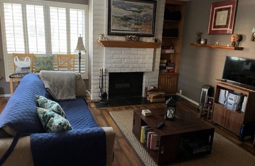 Grantville House | Centrally Located Cozy 3 BR Townhouse with Pool/Jacuzzi