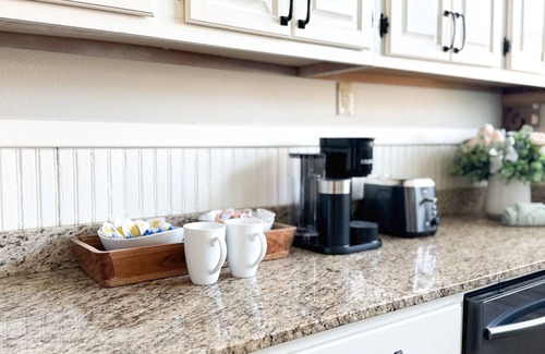 Laurel Apartment | Centrally Located Downtown, Full Kitchen, Patio