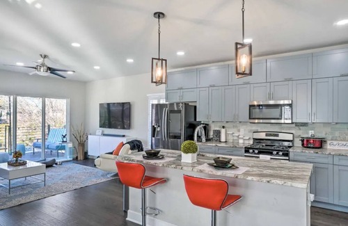 Mahncke Park House | Centrally located home with a rooftop deck & outdoor kitchen - dog-friendly