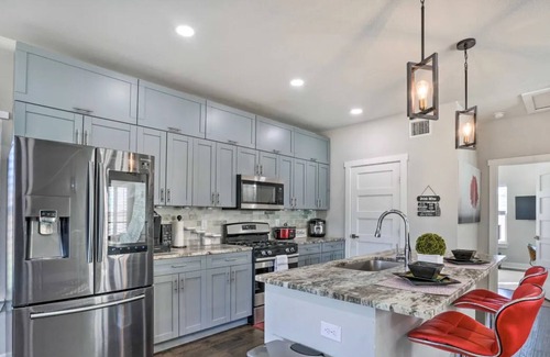 Mahncke Park House | Centrally located home with a rooftop deck & outdoor kitchen - dog-friendly