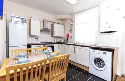 Manchester House | Centrally located in Manchester/Failsworth 2 bedroom house for 5 people