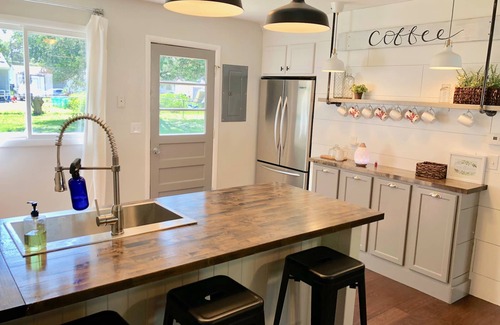 Lincoln House | Centrally Located in Quiet Area with Keyless Entry - Little Gray House