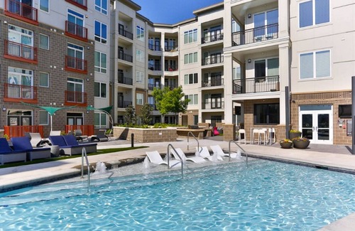 Fourth Ward Apartment | Centrally located in Uptown Charlotte. Walk to everything. Gym, Pool, Free Parking