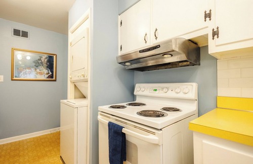 Memphis House | Centrally Located King Bed Midtown Memphis 2360