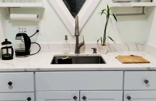 Midtown Apartment | Centrally Located Modern 1-Bedroom Apartment, Full Bath, King Bed