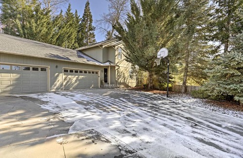 Mount Shasta House | Centrally Located Mt Shasta Home with Deck!