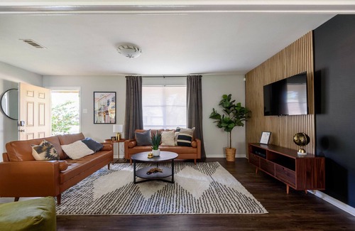 Mid City South House | ☑️ Centrally located ☑️ KING BEDS ☑️ Fast Wifi
