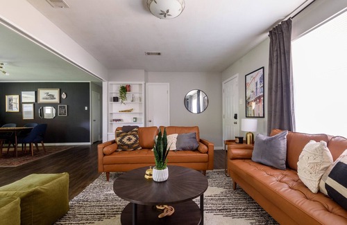 Mid City South House | ☑️ Centrally located ☑️ KING BEDS ☑️ Fast Wifi